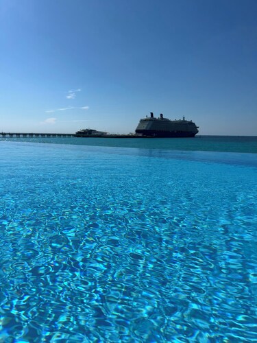 Chic 2-bedroom condo in brilliant Bimini Bay, steps from the Beach, WiFi, AC