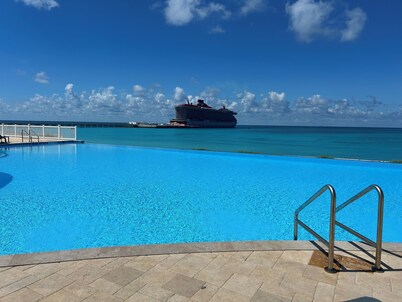 Chic 2-bedroom condo in brilliant Bimini Bay, steps from the Beach, WiFi, AC