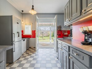 Réfrigérateur, micro-ondes, four