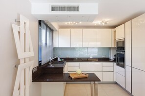 Kühlschrank, Mikrowelle, Ofen, Geschirrspüler