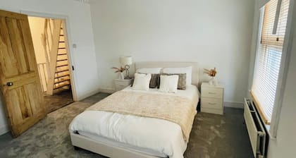 House - Sleeps 6 - Garden - Parking