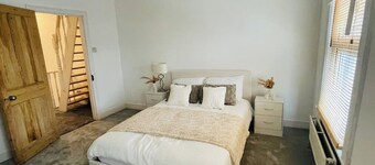 House - Sleeps 6 - Garden - Parking