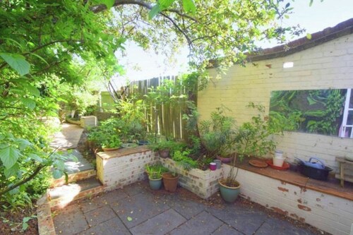 House - Sleeps 6 - Garden - Parking