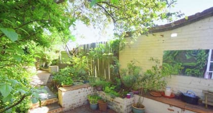 House - Sleeps 6 - Garden - Parking