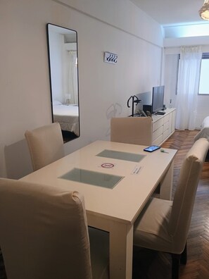 1 室のベッドルーム、WiFi