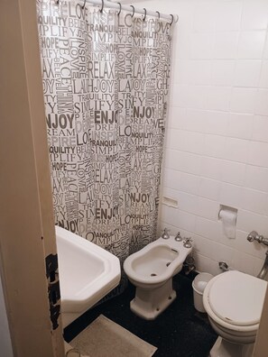 Douche, bidet, serviettes fournies