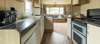 Au Bords Du lac - UK49028