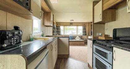 Au Bords Du lac - UK49028