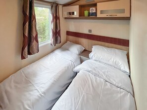 2 bedrooms, free WiFi, bed sheets - 2 bedroom accommodation in Poole (Poole)