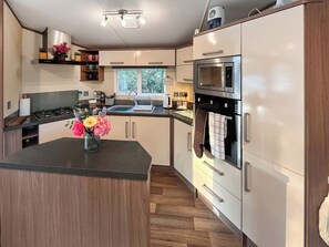 Cookware/dishes/utensils