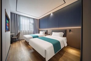 A modern hotel room with two beds, a desk, and a chair. - Shanghai Eagle Hotel (Shanghai)