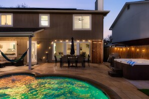 A modern house with a swimming pool, outdoor seating, and a hot tub. - Pool+HotTub+Firepit+Grill+Billiards+MiniGolf+PS4 (Pflugerville)