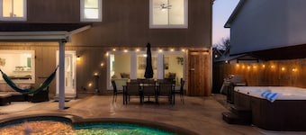 Pool+HotTub+Firepit+Grill+Billiards+MiniGolf+PS4