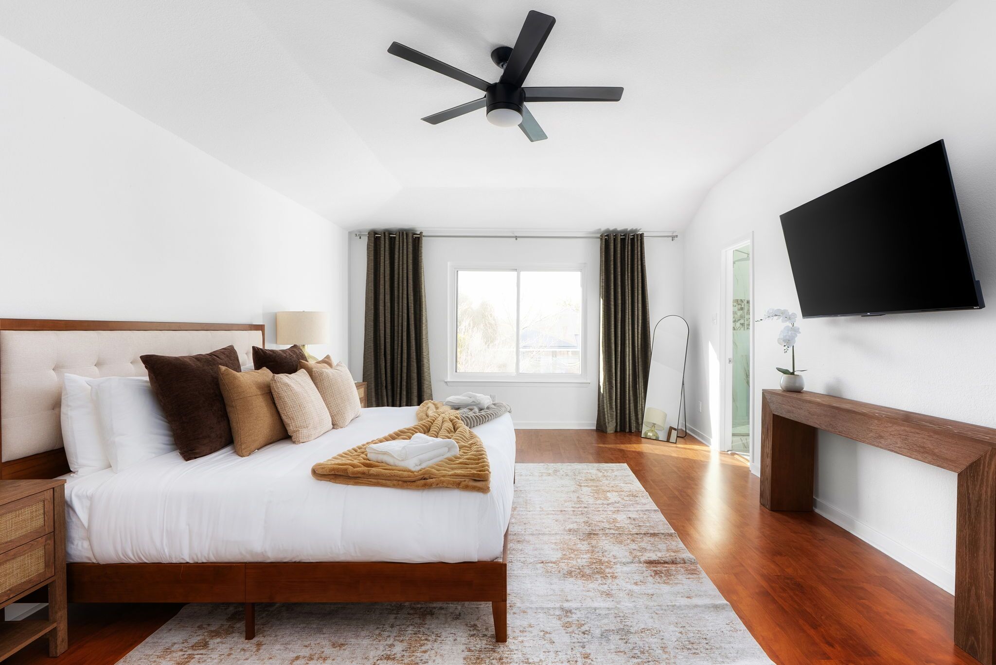 4 makuuhuonetta, tallelokero huoneessa, työpöytä, silitysrauta/-lauta