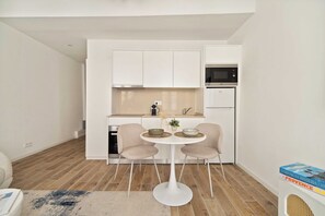 Réfrigérateur, four à micro-ondes, un four, surface de cuisson