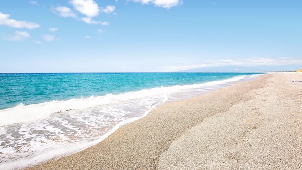 A beach with clear blue water and a pebbly shore. - Amazing apartment in Olia Speciosa with WiFi (Olia Speciosa)