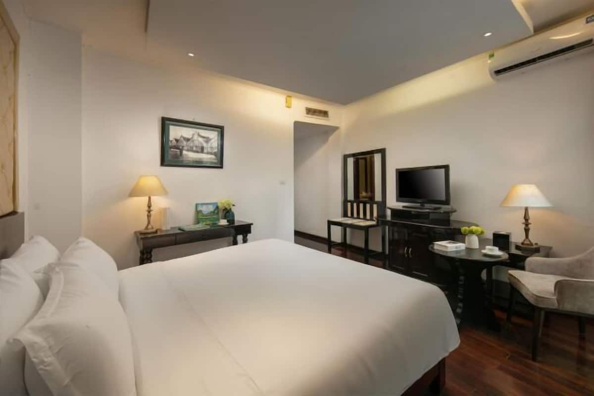 Soundproofing, free WiFi, bed sheets