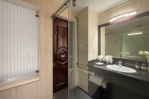 Kamar Triple Superior | Kamar mandi | Sandal dan handuk