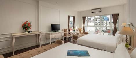 Kamar Quadruple Deluks, pemandangan kota | Kedap suara, Wi-Fi gratis, dan seprai linen