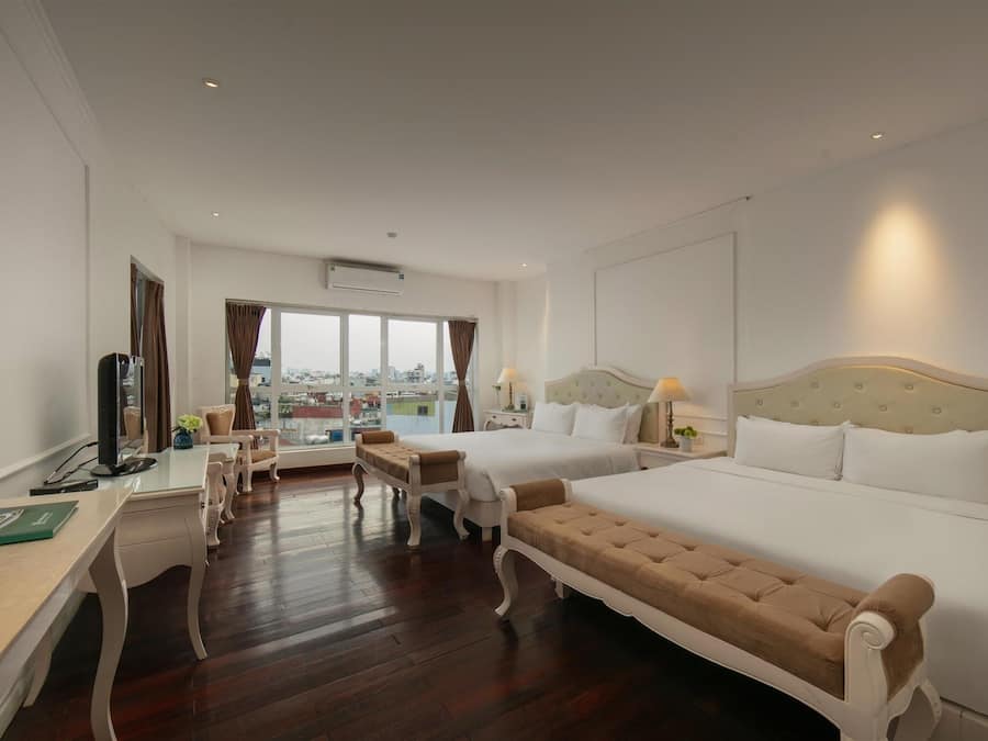 Quarto quádruplo luxo, vista para a cidade | Quartos à prova de som, Wi-Fi de cortesia, roupa de cama