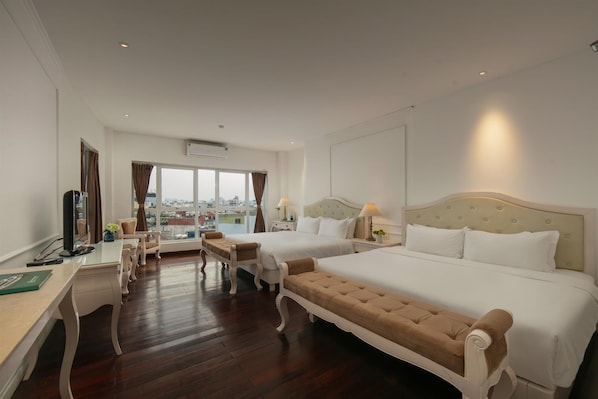 Quarto quádruplo luxo, vista para a cidade | Quartos à prova de som, Wi-Fi de cortesia, roupa de cama