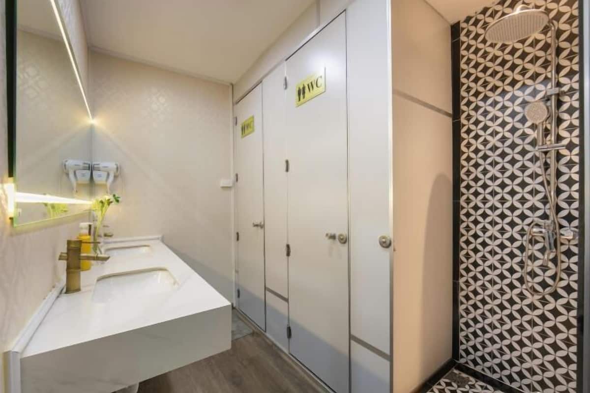 Slippers, bidet, towels