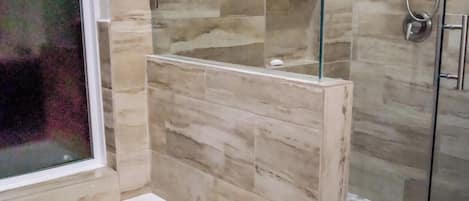 Douche, sèche-cheveux, serviettes fournies, savon