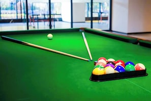 A pool table with a set of balls and a cue stick. - Keymore Residence Guangzhou (Guangzhou)