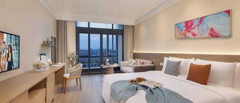 Cubrecamas, escritorio y espacio para trabajar con laptop