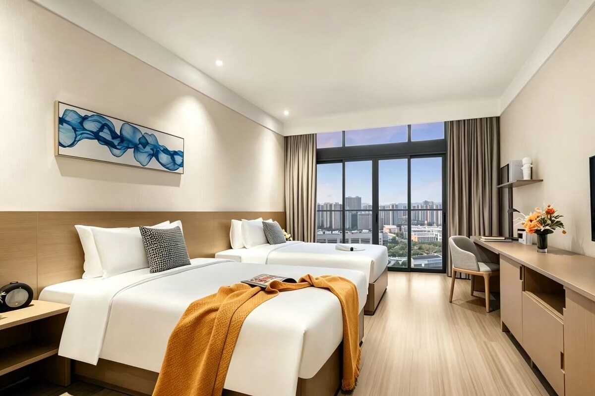 Studio, 2 Twin Beds | Premium bedding, down comforters, desk, laptop workspace