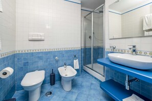 Een douche, een haardroger, een bidet, handdoeken
