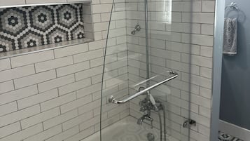 Doccia, asciugacapelli, asciugamani, sapone