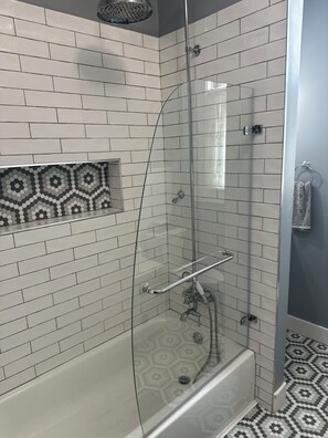Een douche, een haardroger, handdoeken, zeep