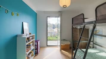 4 chambres, bureau, fer et planche Ă repasser, lit parapluie