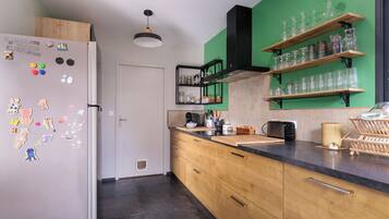 Réfrigérateur, micro-ondes, four, plaque de cuisson