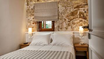 2 bedrooms, desk, iron/ironing board, WiFi