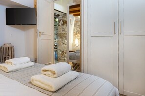 2 bedrooms, desk, iron/ironing board, WiFi