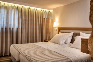 2 bedrooms, desk, iron/ironing board, WiFi