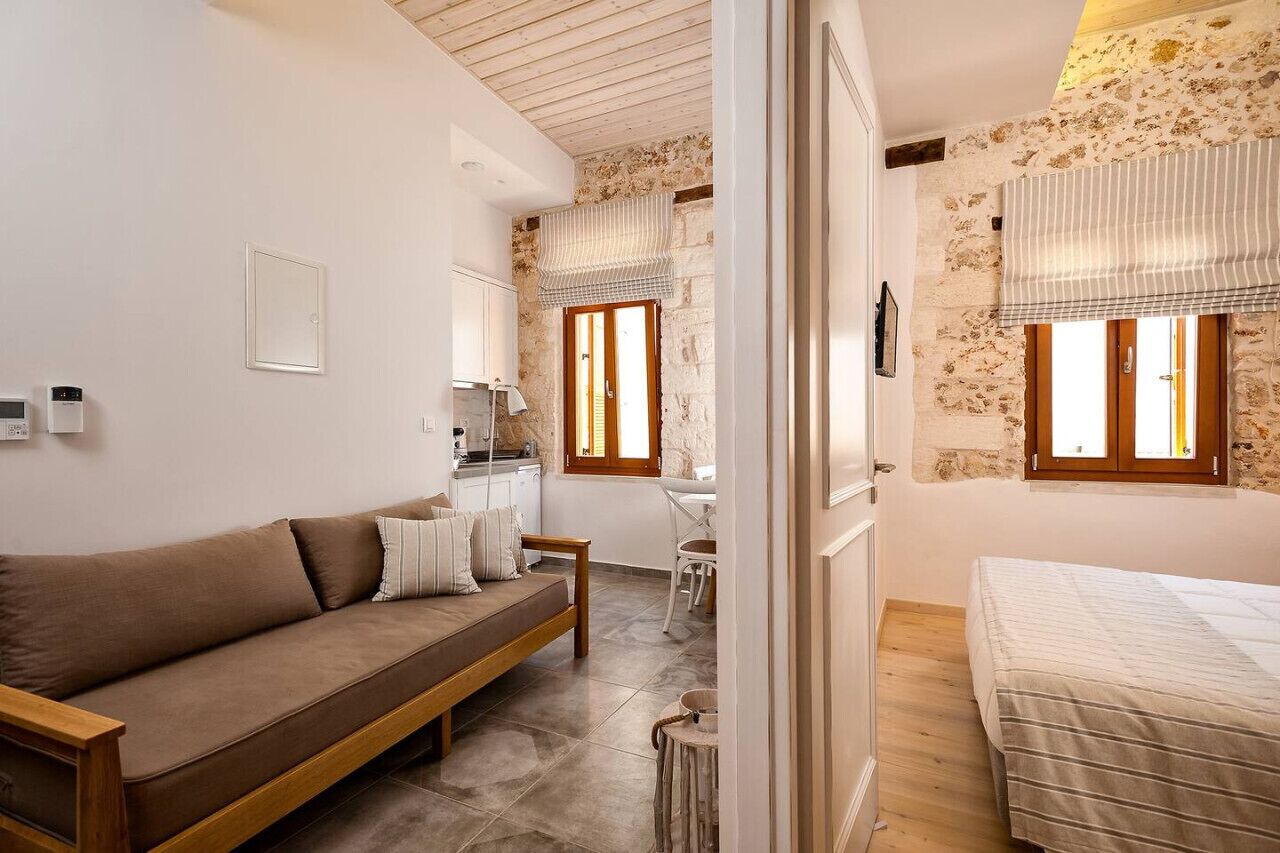 2 habitaciones, escritorio y tabla de planchar con plancha 