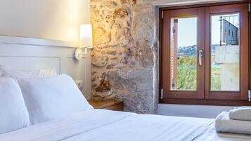 2 bedrooms, desk, iron/ironing board, travel crib