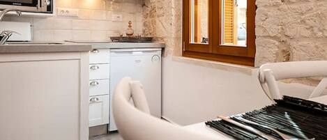 Een koelkast, een microgolfoven, een oven, een kookplaat