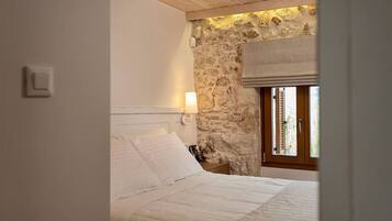 4 bedrooms, desk, iron/ironing board, free WiFi