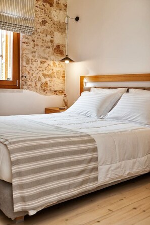 4 bedrooms, desk, iron/ironing board, free WiFi