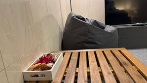 Un tavolo di legno con una scatola bianca contenente diversi oggetti.