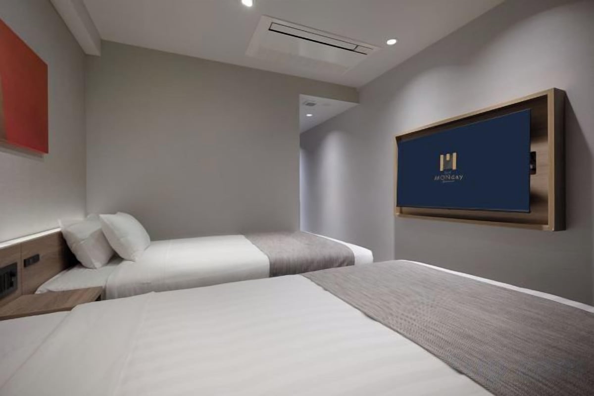 In-room safe, iron/ironing board, WiFi (free), bed sheets
