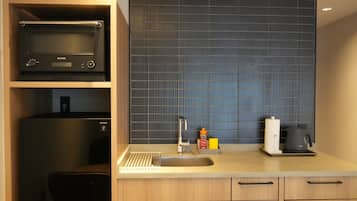 Geladeira, micro-ondas, talheres/pratos/utensílios de cozinha