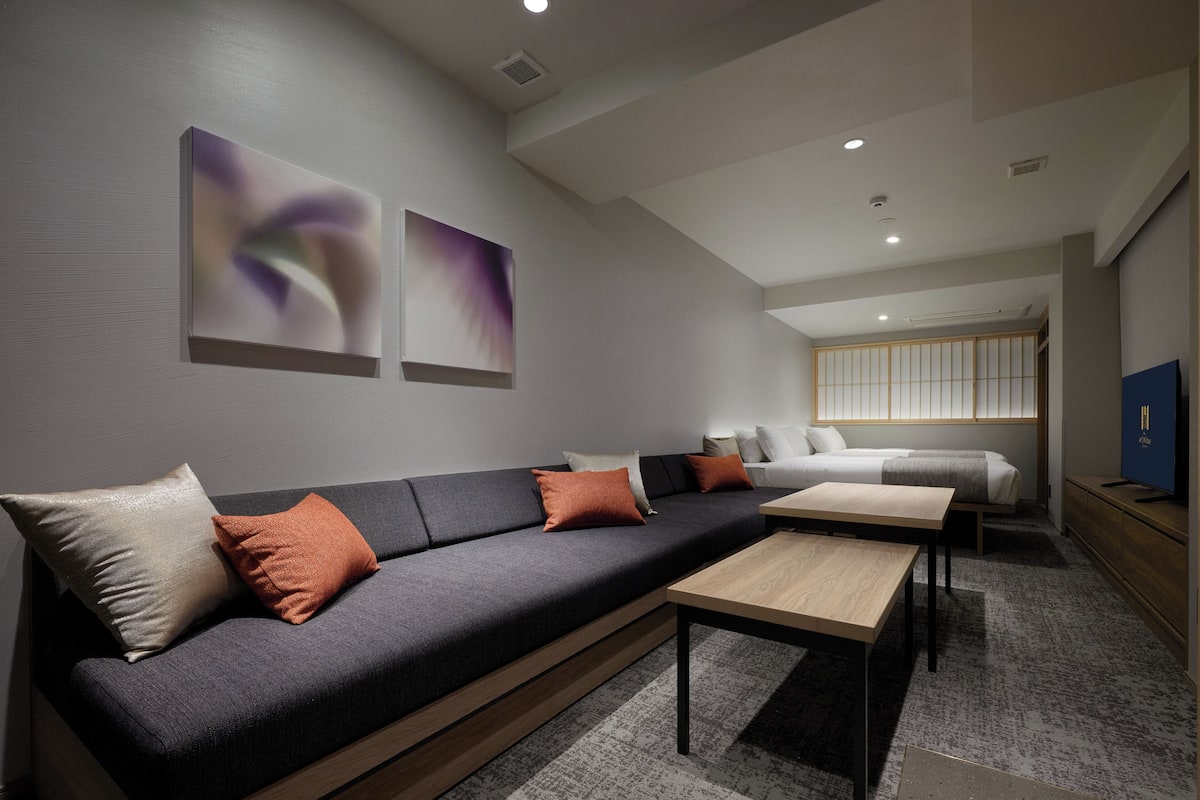 Deluxe Room 6, Non Smoking | In-room safe, iron/ironing board, free WiFi, bed sheets