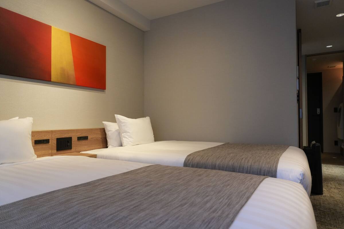 Basic Room 2, Non Smoking | In-room safe, iron/ironing board, WiFi (free), bed sheets