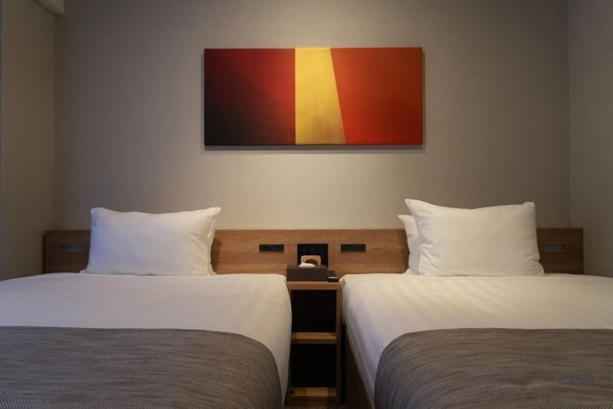 In-room safe, iron/ironing board, WiFi (free), bed sheets