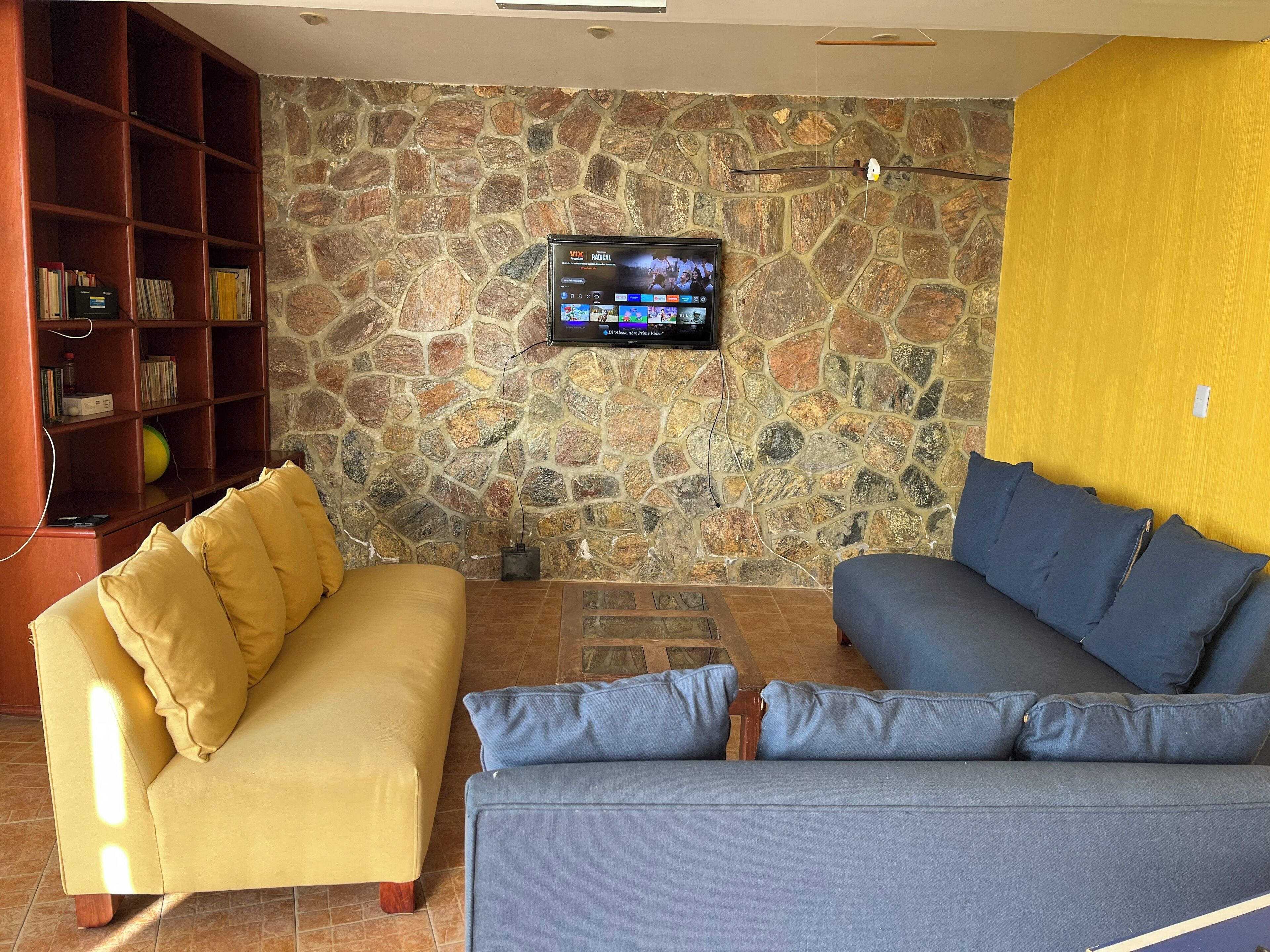 Smart-tv, bordfodbold, bordtennisbord, bøger